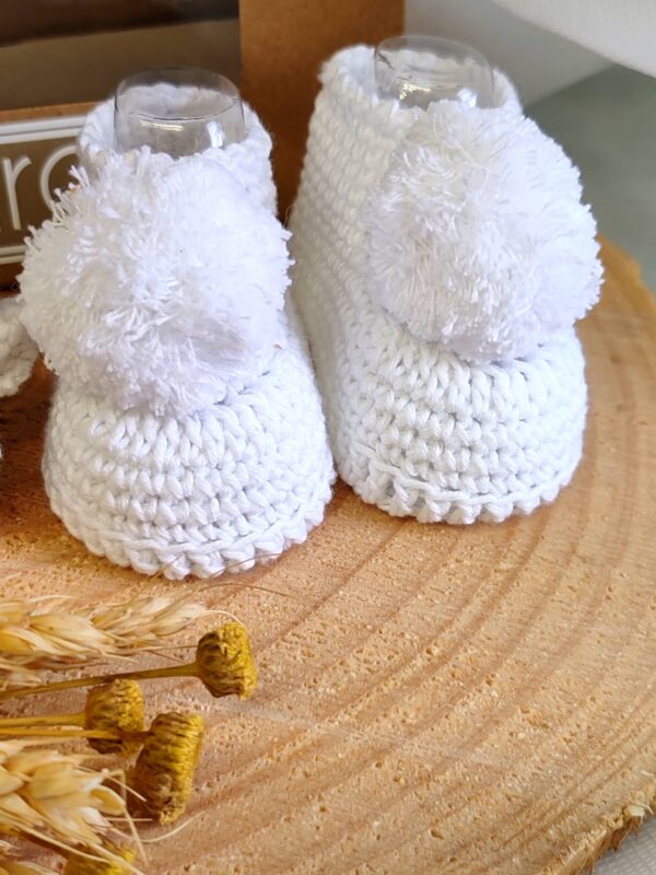 Patucos bebé de 0 a 3 meses hechos a mano con algodón 100% natural. detalle de pompón. Patucos blancos